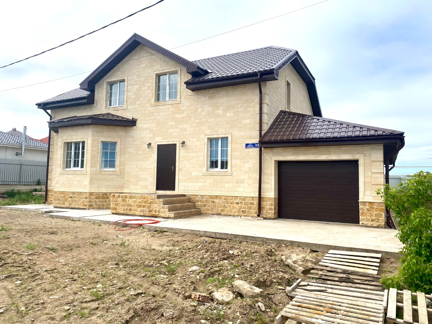 Эксклюзивное предложение!
Продается коттедж площадью 292,3 кв.м., площадь участка 10,16 соток в черте города в 68 мкр. по улице Никиты Кайманова. Рядом с лесом, река Шильна, дорога круглый год до дома, соседи живут.
Все коммуникации, газ, электричество, скважина, в этом году запланировано подключени