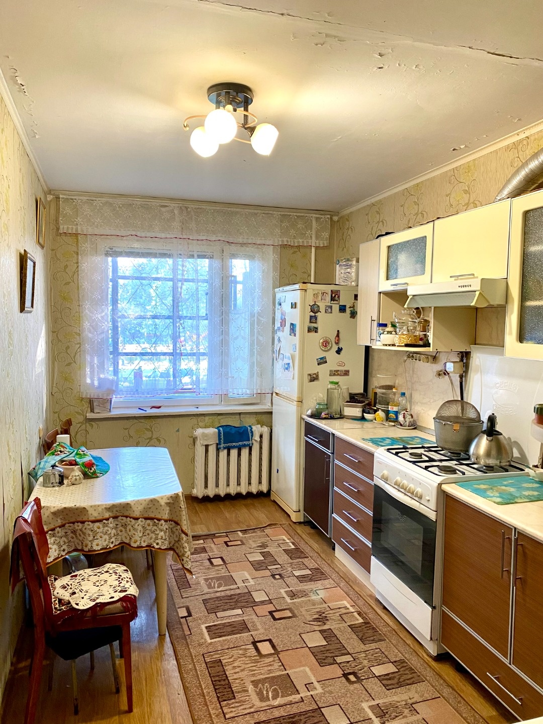 Продаётся просторная пятикомнатная квартира в доме 43/17 (ул. Шамиля Усманова, 60) площадью 113.7 кв.м., первый этаже девятиэтажного панельного дома.

Жилая площадь составляет 66.8 кв.м., а площадь кухни — 11.1 кв.м. В квартире выполнен частичный косметический ремонт, что позволит новым владельцам с