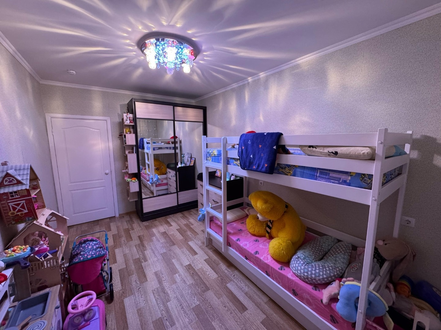 Продается просторная двухкомнатная квартира в новом ЖК Просторы,по адресу 63/08 на 9 этаже 10 этажного дома. Площадь квартиры 56,60 м. Квартира распашонка. В отличном состоянии. Квартира очень теплая! Большая лоджия 3,55, раздельный санузел. Умный домофон, видеокамеры по комплексу. Соседи спокойные.