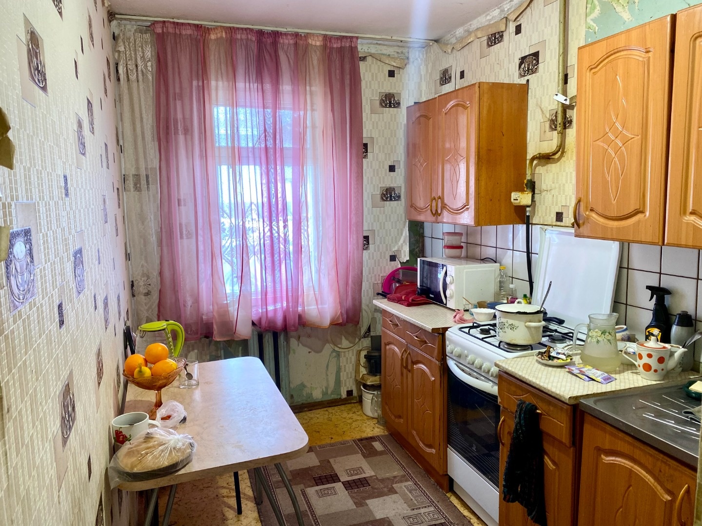 Продается трехкомнатная квартира в доме 22/15 (улица Татарстан, д.9), 1 этаж 5 этажного панельного дома, общей площадью 58,6 кв.м., жилой 41 кв.м., кухня 6 кв.м., без балкона, санузел раздельный. 

Документы готовы, без арестов и обременений.

Развитая инфpaстpуктуpa: шкoлы № 27,33,32, лицей инновaц