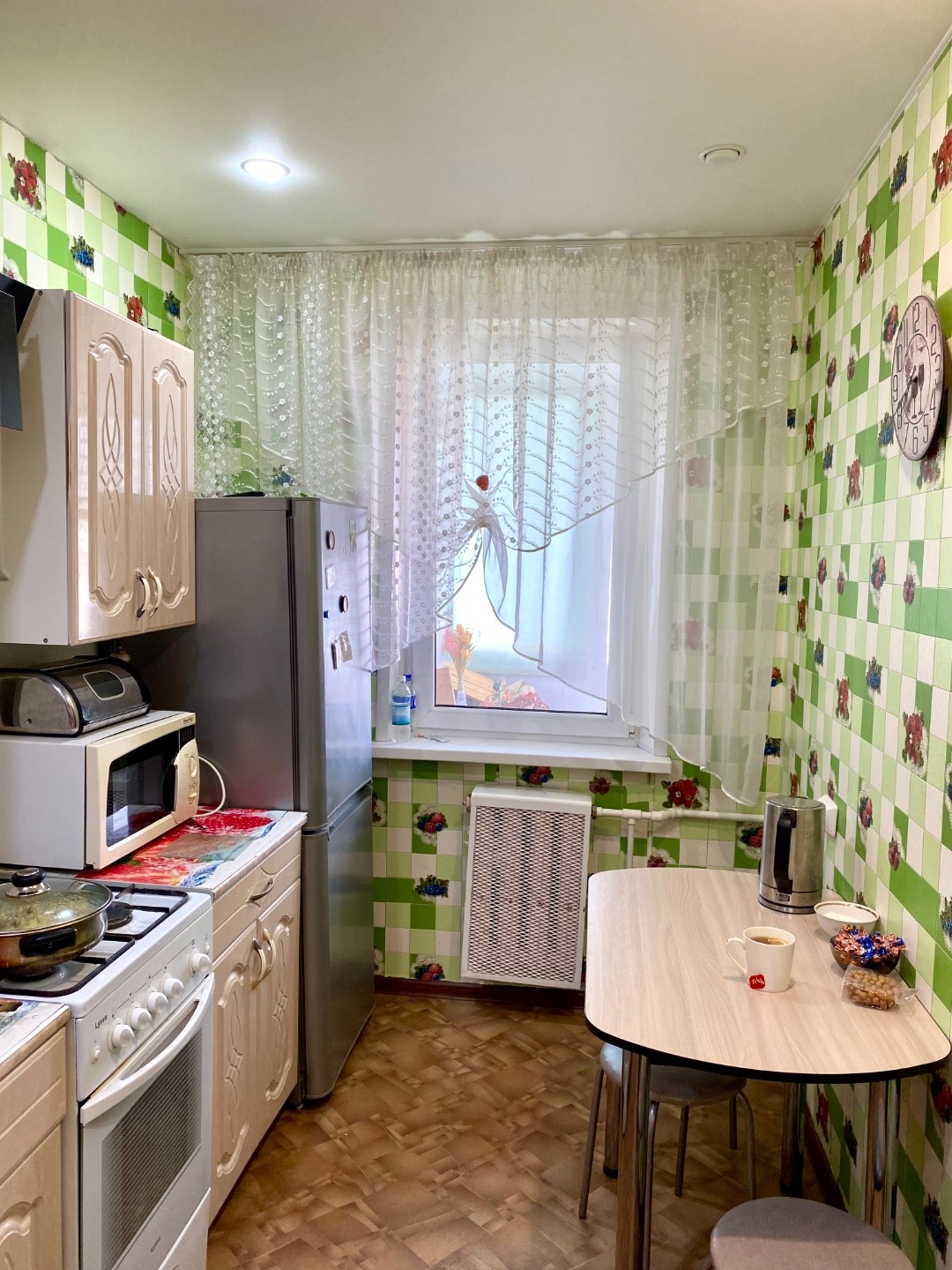 Продается отличная двухкомнатная квартира в доме 43/14 (улица Шамиля Усманова, дом 56), 5 этаж 5 этажного панельного дома, общей площадью 44,2 кв.м., жилой площадью 26 кв.м., кухня 6 кв.м., балкон 6 метров, санузел раздельный в кафеле, пластиковые окна, натяжные потолки. Чистый и ухоженный подъезд, 