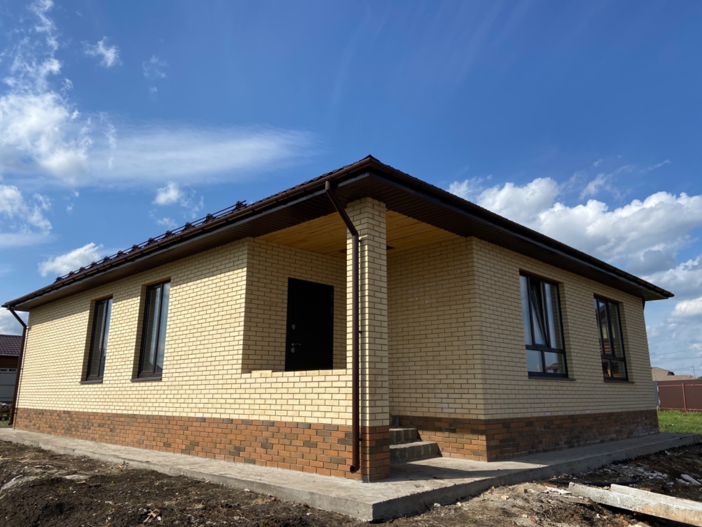 Продается отличный дом 141 кв.м в п. Подсолнухи, рядом с городом!

В черновой отделке, можно довести до предчистовой 
• Просторная прихожая 
• Большая кухня-гостиная
• Три спальни
• Котельная
• Санузел 

 Материал стен - газобетон+облицовочный кирпич
Кровля металочерепица 
Полы - плиты перекрытия
От