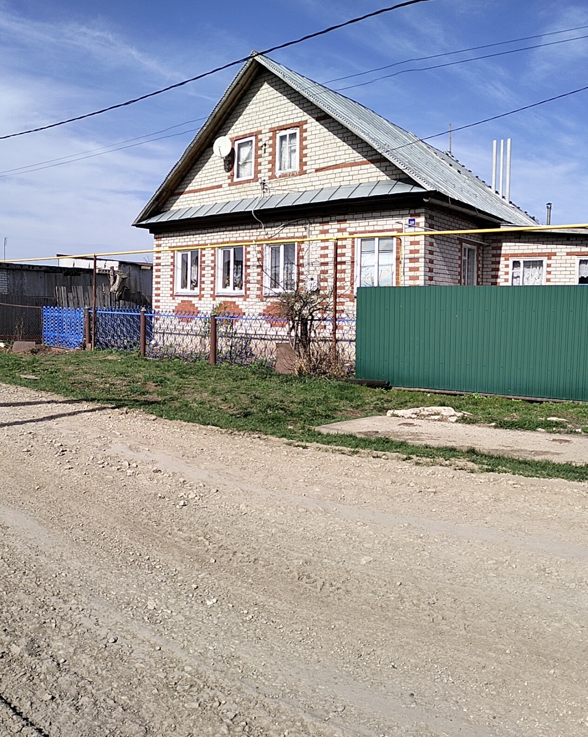 Продаю жилой дом в селе Биклянь, площадью 92 м², без учёта площади мансарды.
 10 минут до города.
Все коммуникации: электричество, газ, вода.
Дом кирпичный. В доме три комнаты, кухня, веранды, санузел в доме.
Участок ровный, правильной формы. На участке имеются два гаража с инструментами, хоз.блоки,