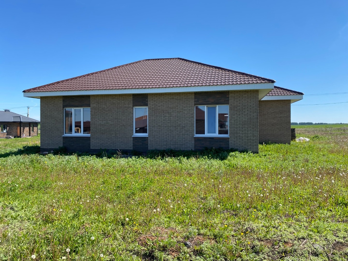Продаётся дом в поселке Алтын (район д. Ильбухтино) площадью 116,5 кв.м., в черновой отделке, участок 8,32 сотки (ИЖС). Все в собственности.

Кухня-гостиная: 36,9 кв.м., с выходом на террасу, три спальные комнаты: 11,5 кв.м., 15 кв.м. и мастер спальня 18,5 кв.м., санузел совмещенный 8,9 кв.м., котел