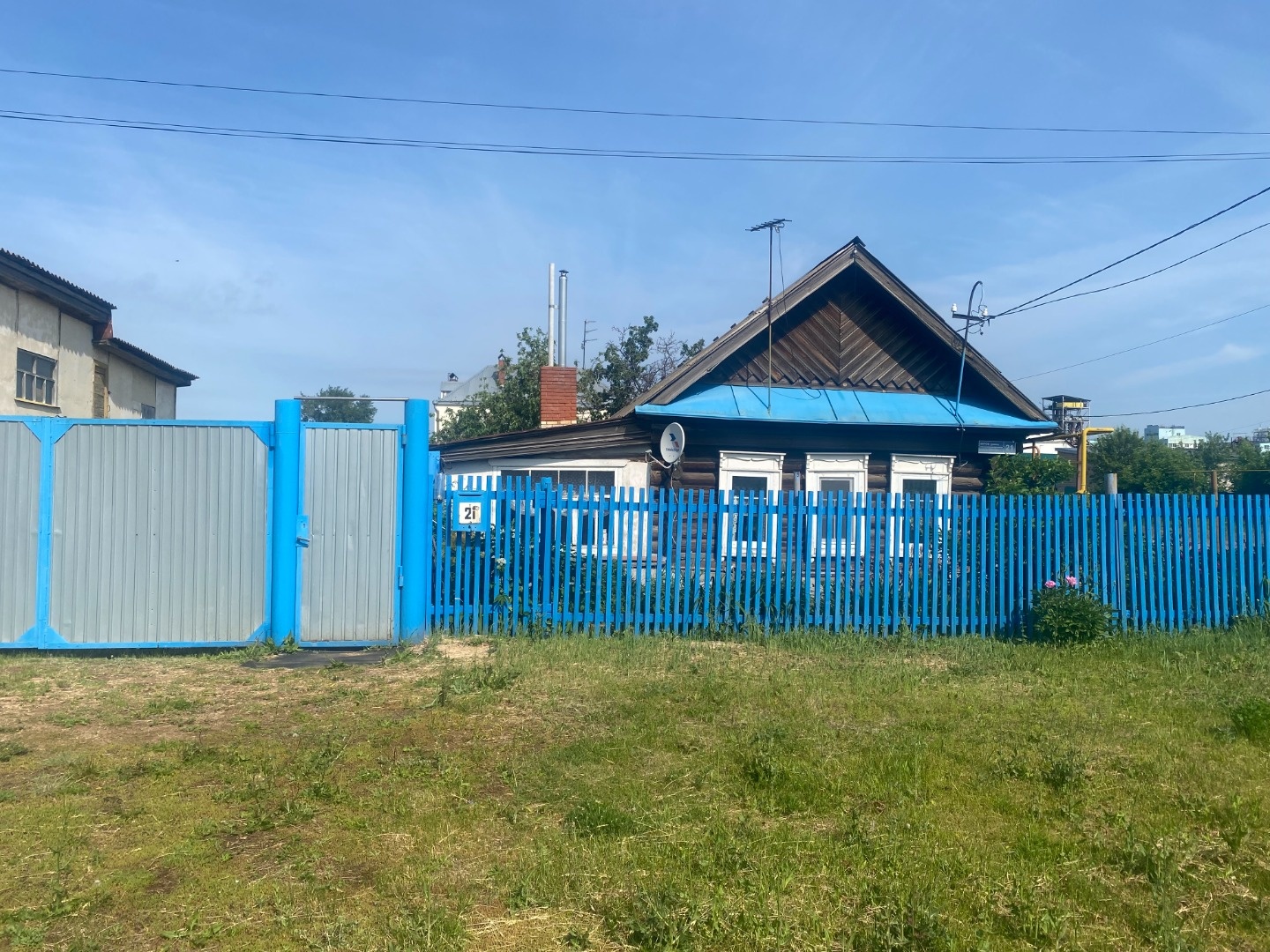 Продается дом в черте города на Элеваторной горе по ул. Кирова, площадью 50,4 кв.м., (кухня 11,4 кв.м., жилая комната 23,7 кв.м., жилая комната 15,3 кв.м.,, плюс два подсобных помещения 11,6 кв.м. и 3,9 кв.м., земельный участок 7,71 сотка (ИЖС) все в собственности. На участке расположены постройки: 