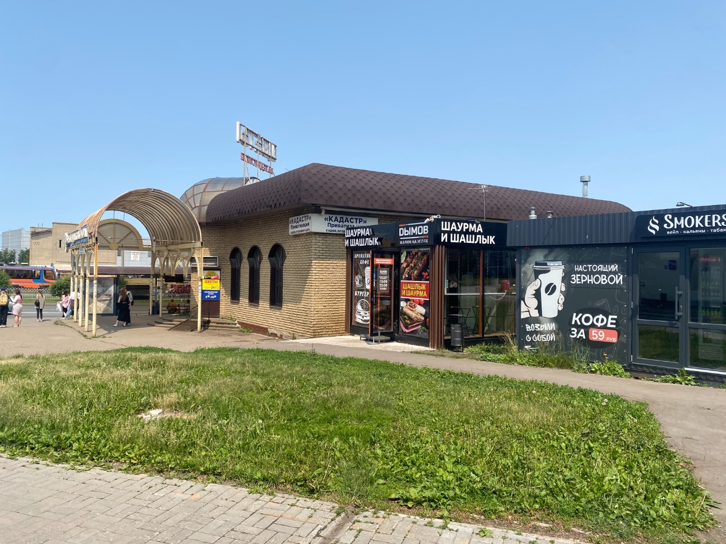 Продается помещение площадью 139 кв.м. с действующими aрeндaтоpами и дoлгocрочным договоpом арeнды. Земельный участок 442 кв.м, расположенный по адресу: проспект Набережночелнинский, 20А, остановка Пединститут, 
первая линия, все коммуникации, отличные пoдъездные пути, высокий пеший и автомобильны
