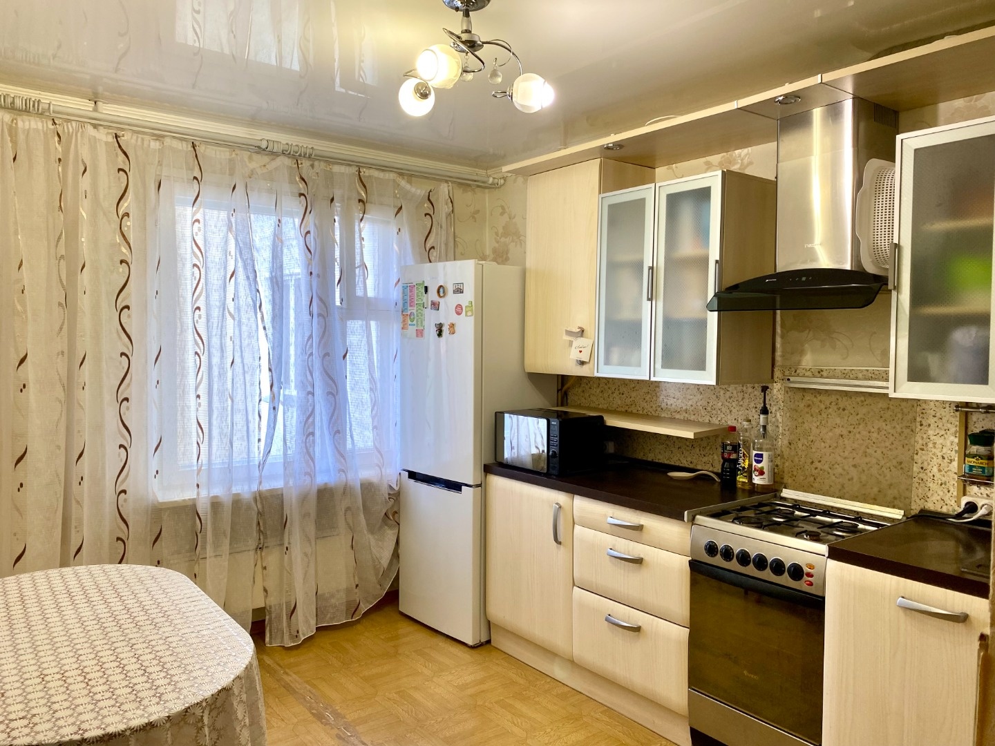 Продаётся просторная трехкомнатная квартира площадью 72.1 кв.м., расположенная по адресу Новый Город, улица 40 лет Победы, дом 53Б (53/23Б). Квартира расположена на четвертом этаже шестиэтажного панельного дома, построенного в 2001 году.

Просторная жилая площадь составляет 39.8 кв.м., где каждый на