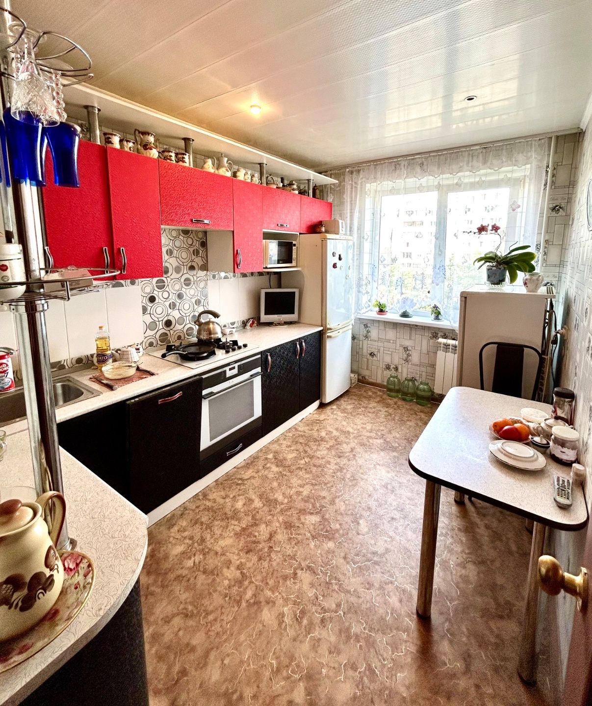 Продаётся уютная 3-комнатная квартира на проспекте Сююмбике, 21/33, в Набережных Челнах. Общая площадь — 64 кв. м, жилая — 42 кв. м, кухня — 9 кв. м. Квартира расположена на 3 этаже 9-этажного панельного дома, построенного в 1984 году. Благодаря удачному расположению окон, открываются виды как на ул