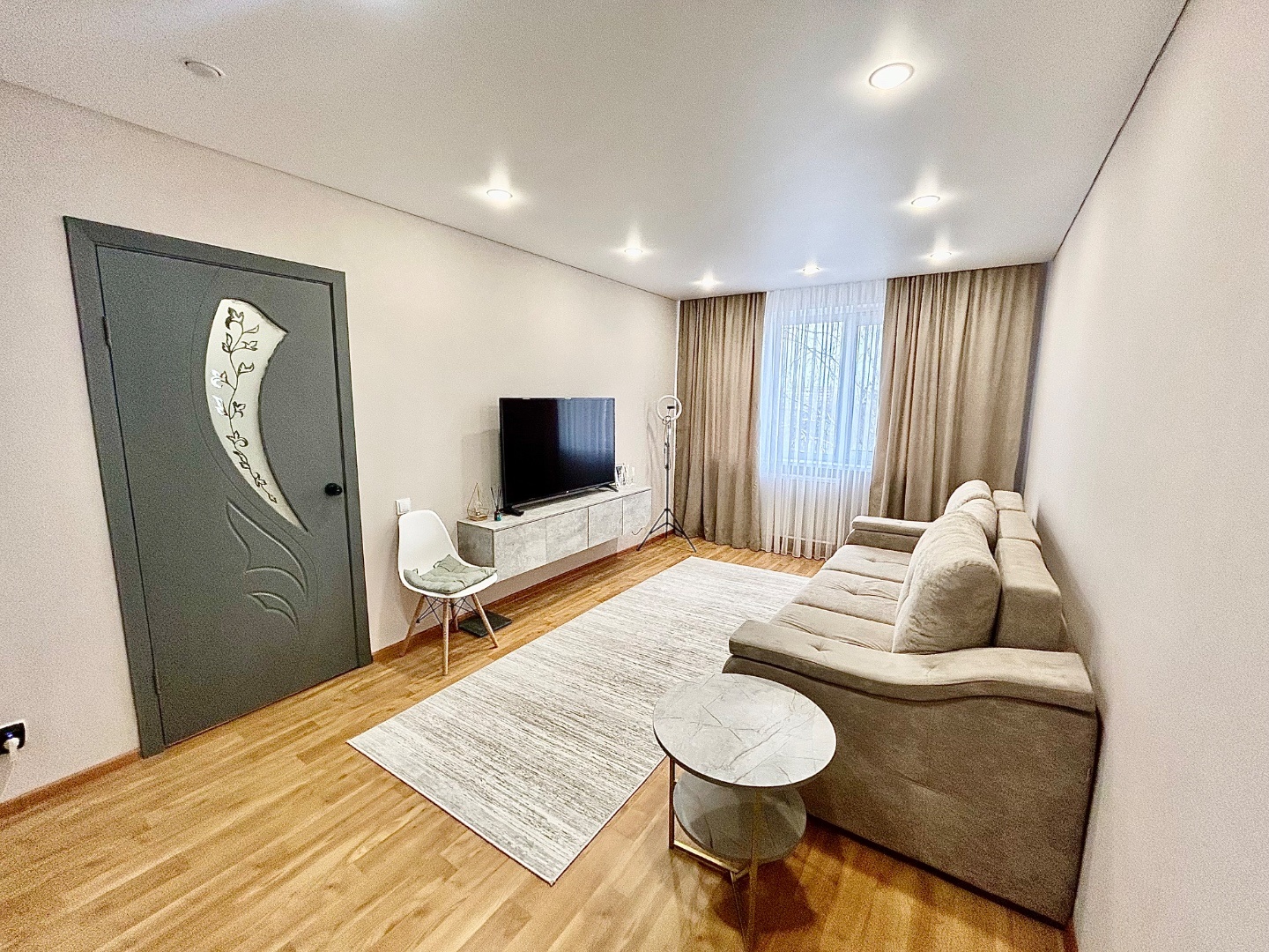 Продаётся уютная 3-комнатная квартира . 

В доме 49/27, двор после ремонта, большое количество парковочных мест .

 В близи дома Прибрежный парк – свежий воздух и зелень. 
Школы, садики, магазины в пешей доступности
Детская поликлиника .

В квартире выполнен современный ремонт . Свежая отделка в ней