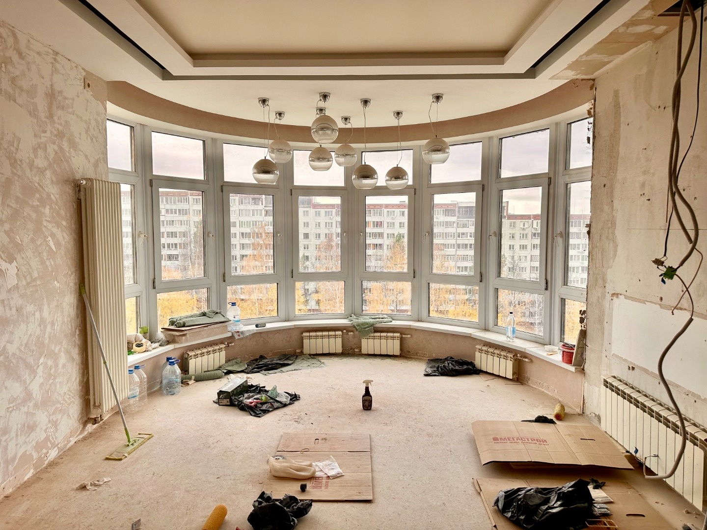 Авторская планировка в элитной резиденции. Ваш стиль — ваше пространство.
Продаётся эксклюзивная трёхкомнатная квартира премиум-класса со свободной планировкой в одной из самых статусных локаций Набережных Челнов «Солнечный Парк» + личное место на подземном паркинге. 
✨ Свобода творчества: Единое