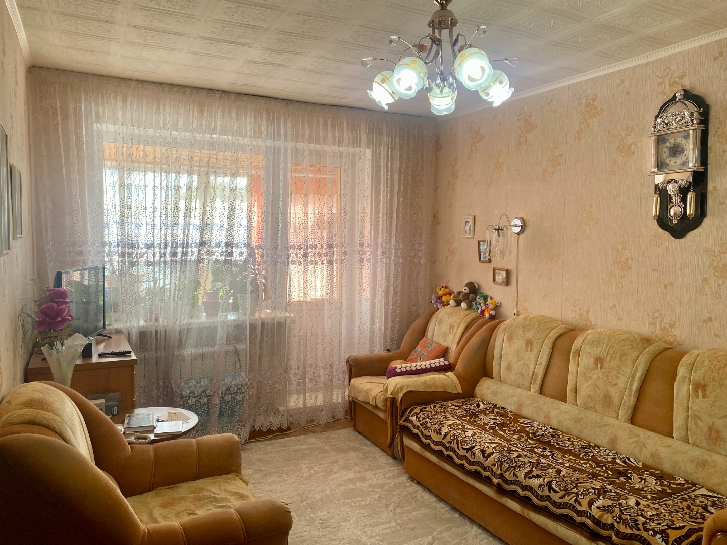 Продаётся уютная однокомнатная квартира площадью 33.7 кв.м. в живописном районе города Набережные Челны, расположенная по адресу: ЗЯБ, 6/11 квартал, дом 15 / переулок Автомобилистов, дом 2. Квартира расположена на четвёртом этаже четырёхэтажного кирпичного дома.

Просторная жилая комната площадью 19