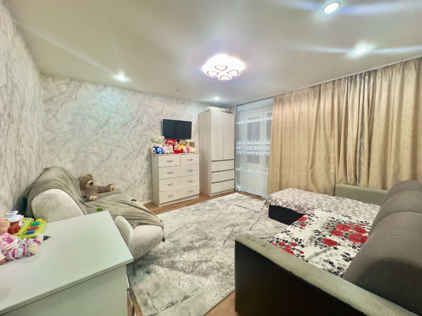 Продаётся уютная двухкомнатная квартира площадью 44,5 квадратных метра в 51 комплексе Нового города.

- Натяжные потолки, филенчатые межкомнатные двери.

- Просторная кухня 6,1 кв.м. 

- Кухонный гарнитур.

- Мебель по договоренности.

- Балкон.

- Кондиционер в спальне.

Интерьер квартиры включает 