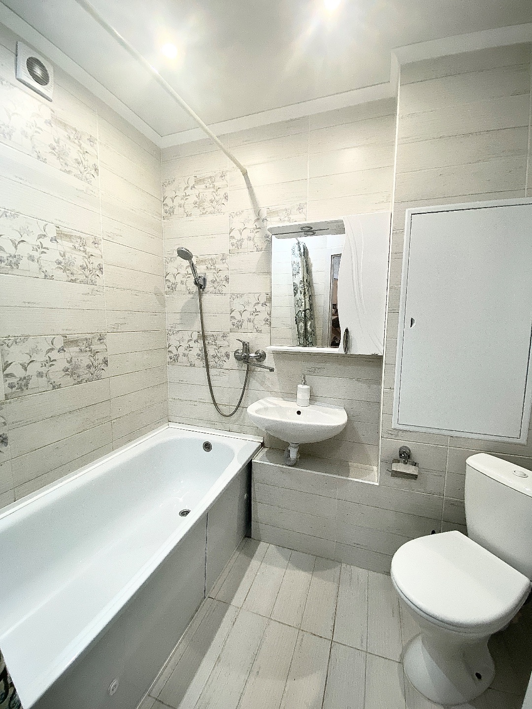 Продается теплая, светлая квартира с продуманной планировкой!
Без опеки, один взрослый собственник.
 Качества данной квартиры:
Дом расположен по адресу НГ 63/01. Дом 2019 года.
Просторная квартира с квадратной комнатой и кухней 9,2м2. И очень вместительной гардеробной.
Квартира расположена на 7 этаж