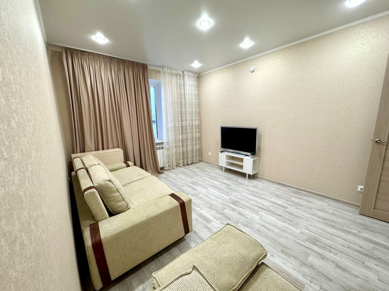 Продаётся уютная однокомнатная квартира в доме 63/02 (улица Виктора Полякова, дом 26) площадью 39.8 кв.м. в новом жилом комплексе города.

Современный панельный дом 2022 года постройки имеет 18 этажей, а наша квартира располагается на высоком 17-м этаже, откуда открывается приятный вид на двор. Из о