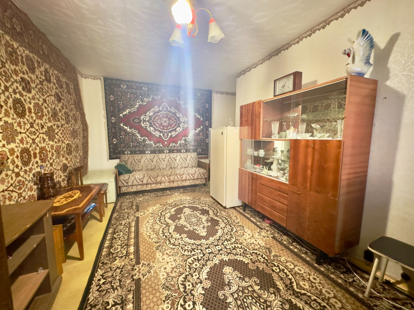 Продаётся уютная двухкомнатная квартира площадью 44.2 квадратных метров,  расположенная в Новом Городе, 4-й комплекс, дом 12. 

Квартира расположена на первом этаже двенадцатиэтажного панельного дома, построенного в 1972 году. Жилая площадь составляет комфортные 27 квадратных метров, кухня занимает 