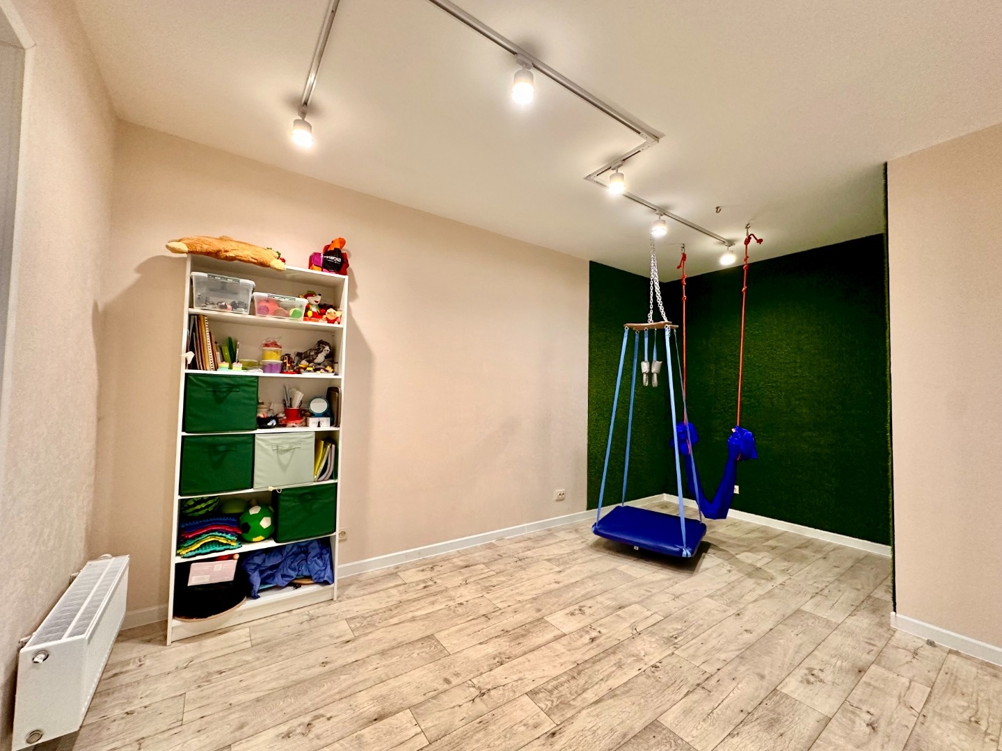 Элитная однокомнатная квартира с Авторским ремонтом в ЖК «СЕРДЦЕ ГОРОДА»!

Квартира отличается продуманной планировкой: жилая площадь составляет 15.3 квадратных метров, кухня занимает приятные 12.5 квадратных метров, что позволит вам комфортно готовить и проводить время. Из окон открывается вид на у