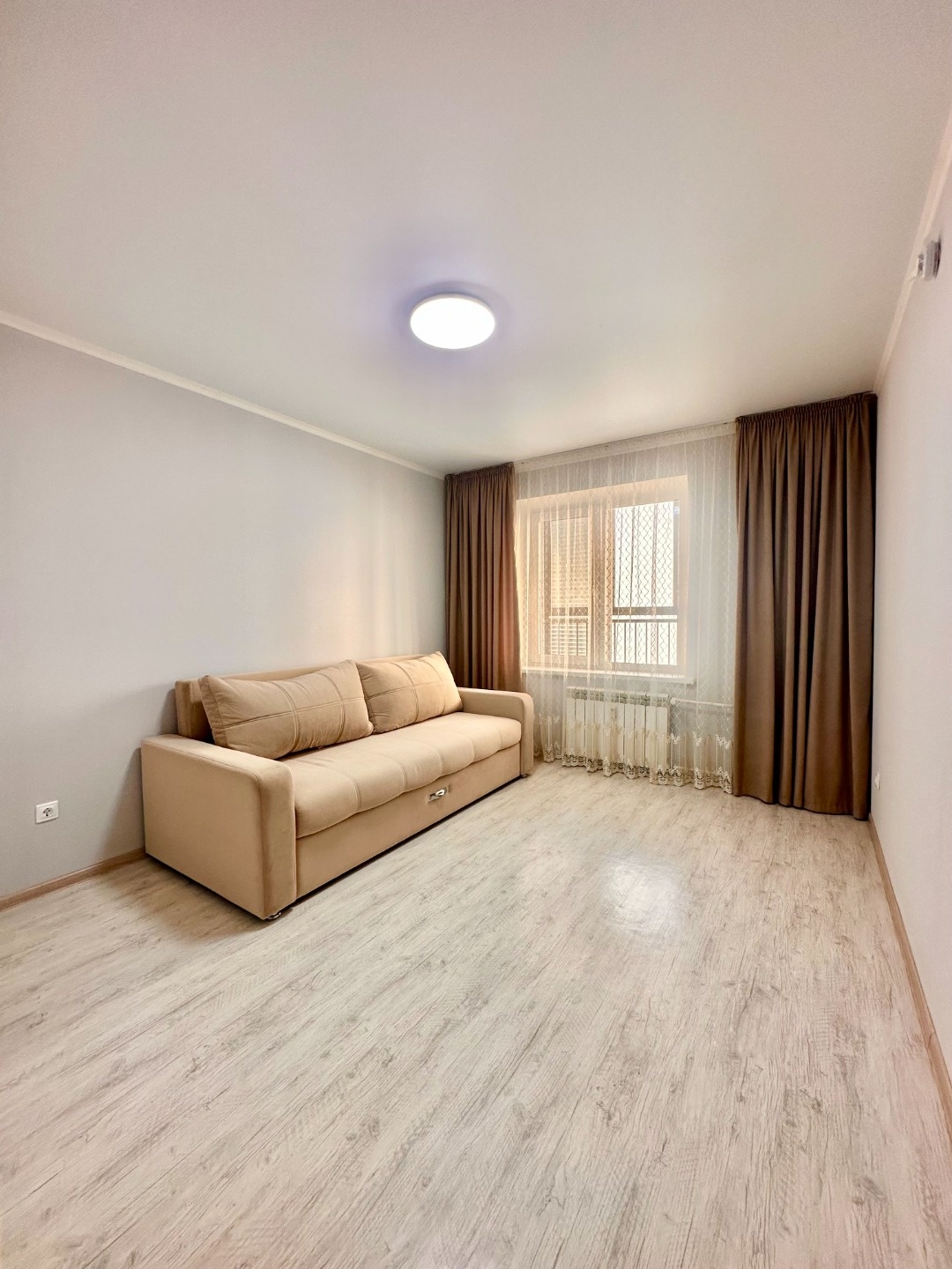 Продаётся уютная однокомнатная квартира площадью 40,2 квадратных метров (с учетом лоджии), на 13-м этаже, расположенного по адресу: Набережные Челны, пр. А. Абсалямова, 23А.

Квартира включает в себя жилую площадь 13,7 квадратных метров и просторную кухню площадью 10,6 квадратных метров. Внутри выпо