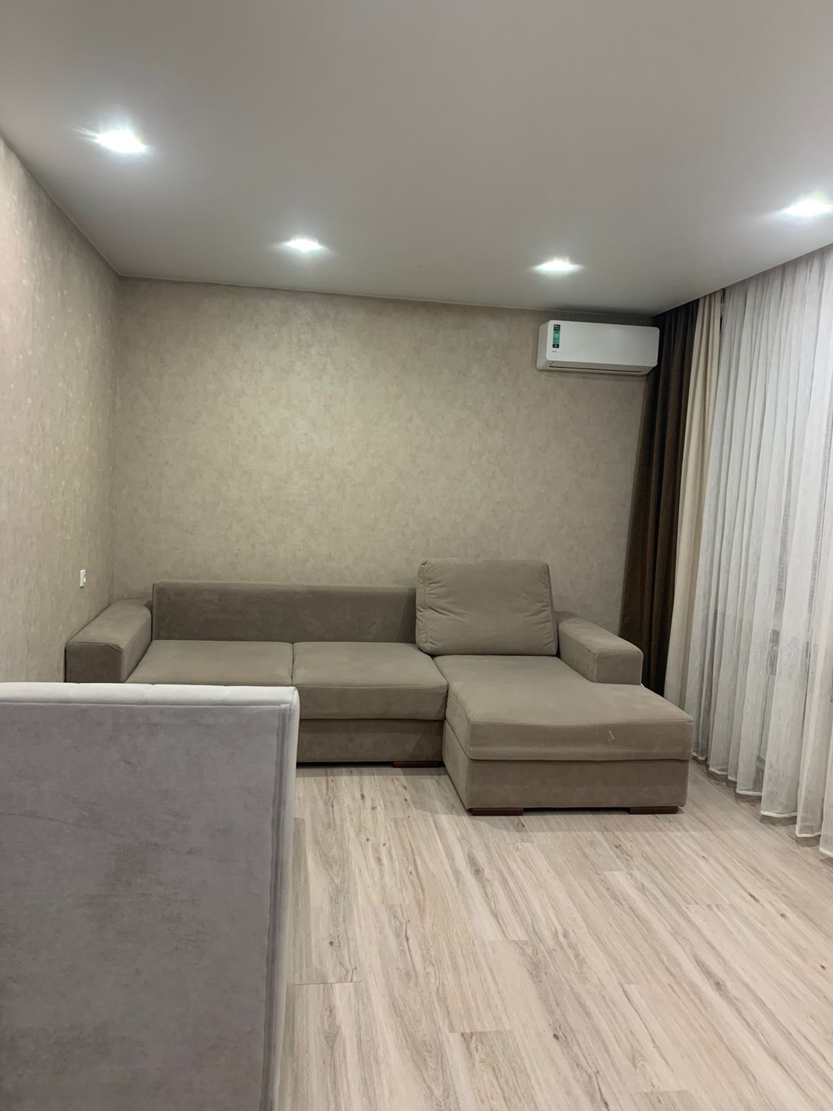 Продается большая светлая однокомнатная квартира площадью 49,6 м². Отличный вариант как для собственного проживания, так и для сдачи в аренду.
В квартире выполнен качественный ремонт. 
Частично  остается: мебель, техника, предметы интерьера. Экономия вашего времени и денег.
Чистая продажа, один взро